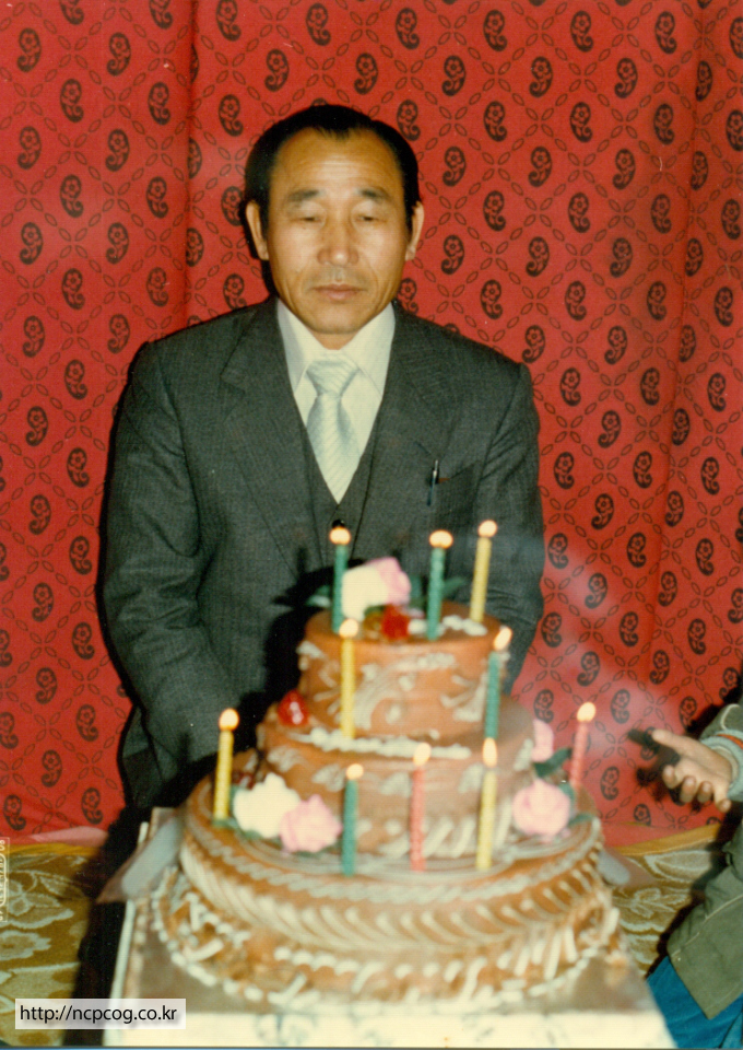 Ahnsahnghong celebrando su cumpleaños con un bizcocho de 3 pisos, muy caro en Corea del Sur en esa epoca.