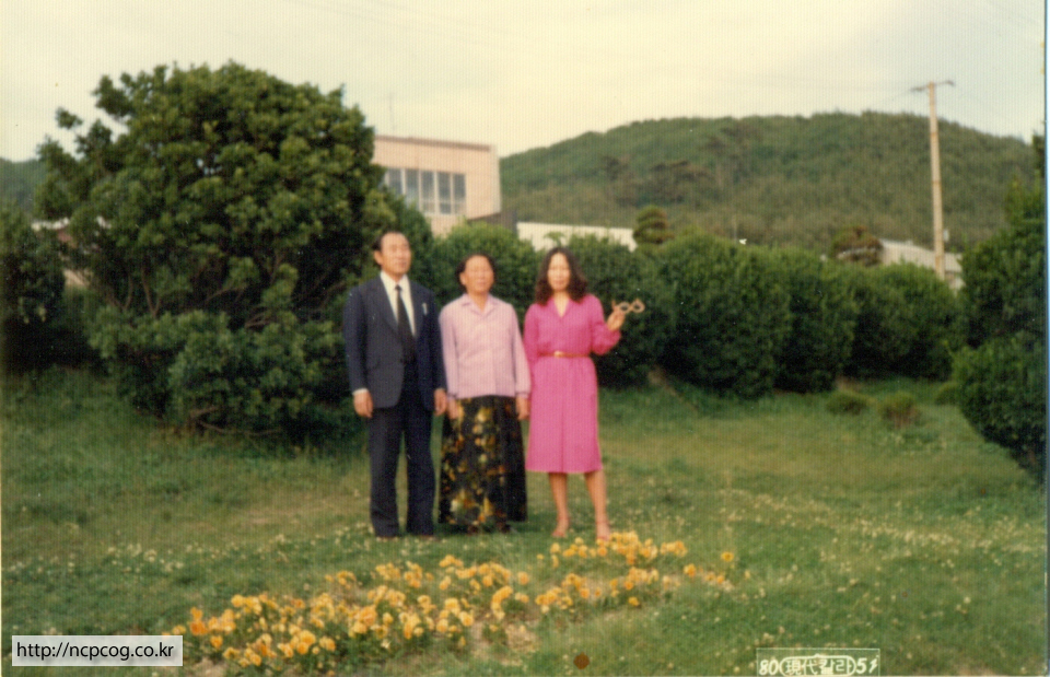 Ahnsahnghong con su esposa y su hija.