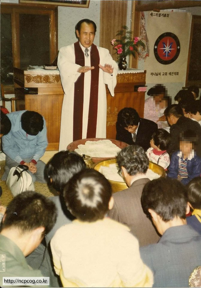 Ahnsahnghong en la Iglesia de Dios de la Pascua del Nuevo Paco