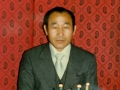 Ahnsahnghong celebrando su cumpleaños con un bizcocho de 3 pisos, muy caro en Corea del Sur en esa epoca.